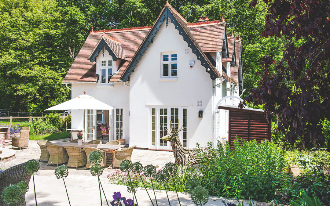 bekrshire-period-cottage-architecture-back-patio