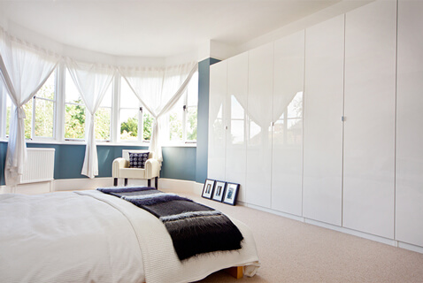 period-conversion-of-newbury-registry-office-in-berkshire-master-bedroom-with-bay-window
